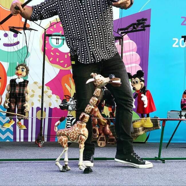 giraffe-puppet_performance